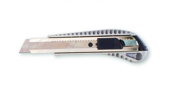 Нож с отламывающимся лезвием, CE 18мм, алюминевый, с метал.вставкой (1)